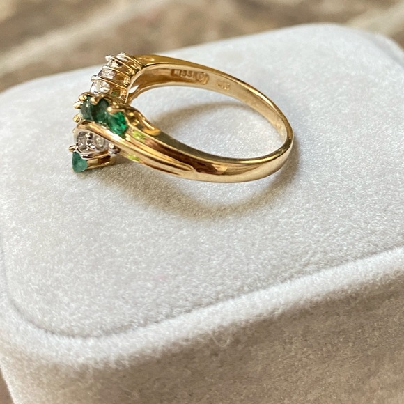 GENUINE 14KT GOLD Diamond and Emerald Ring - Picture 4 of 11